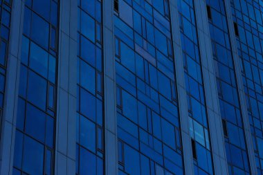 Camdan yapılmış modern bir konut binasının parçası..