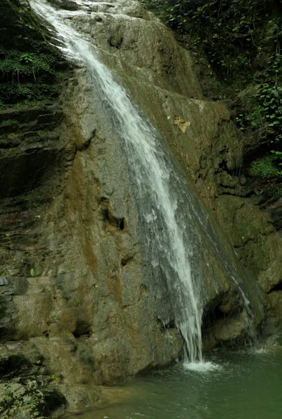 Cascada sin nombre. Berendeevo reino Lazarevskoye Rusia . — Foto de Stock