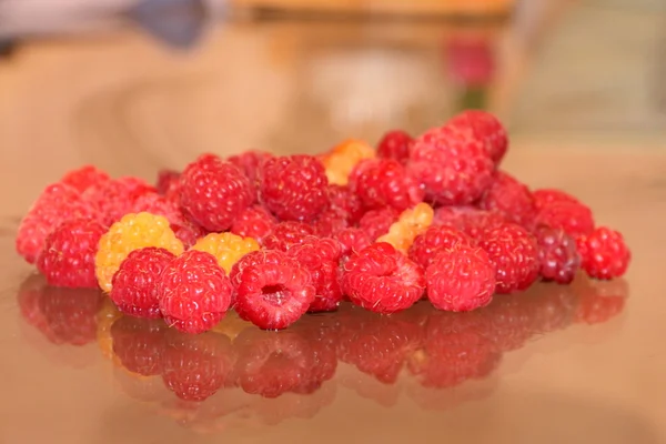 Reife saftige wilde Himbeeren. — Stockfoto