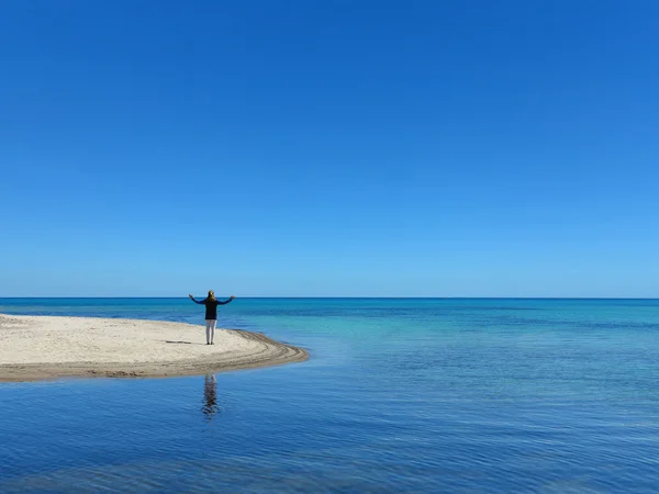 Mulher na areia junto ao mar — Fotografia de Stock