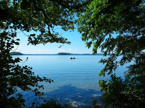 Lonsome danau dengan pulau-pulau dan perahu dayung — Stok Foto