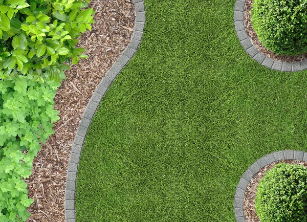 Giardino con prato e compost di corteccia — Foto Stock