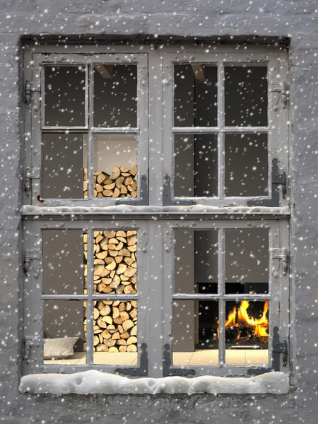 Hace frío afuera y calor adentro. — Foto de Stock