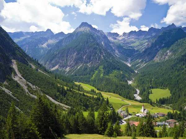 Villaggio e paesaggio alpino — Foto Stock