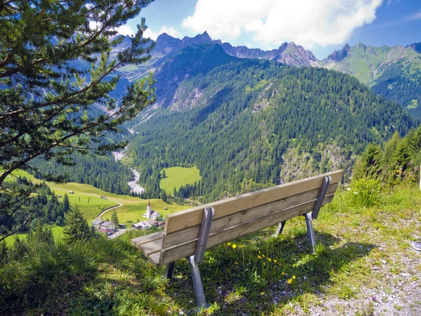 Bank für Wanderer in den Bergen — Stockfoto