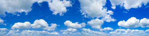 Bel cielo con nuvole bianche di pulce — Foto Stock