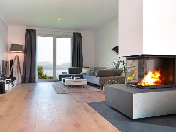 Salon moderne avec cheminée — Photo