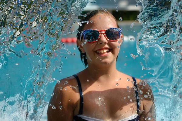 USABrillengirly im Wasserschwall — Stockfoto