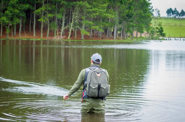 Negro Pescador Bajo Pesca Dentro Del Lago — Foto de Stock