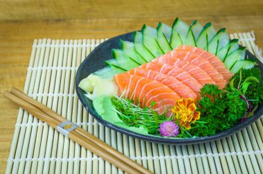 Suşi seti (combo). Geleneksel Japon mutfağı, zarif ortamlarda süslenmiş kaliteli sashimi..