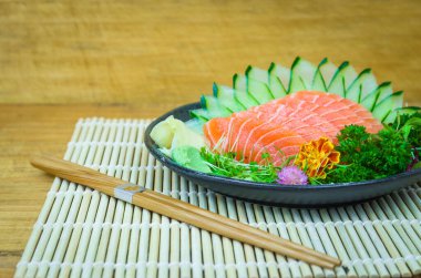 Suşi seti (combo). Geleneksel Japon mutfağı, zarif ortamlarda süslenmiş kaliteli sashimi..