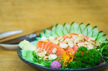 Suşi seti (combo). Geleneksel Japon mutfağı, zarif ortamlarda süslenmiş kaliteli sashimi..