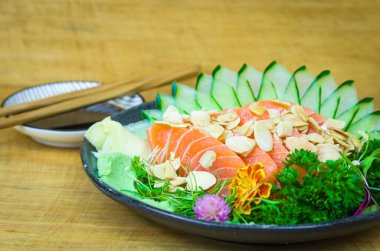 Suşi seti (combo). Geleneksel Japon mutfağı, zarif ortamlarda süslenmiş kaliteli sashimi..