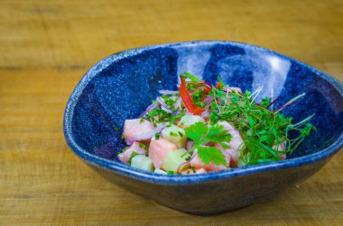 Güzel dekore edilmiş ceviche yemeği. Peru yemeklerinin en iyisi..