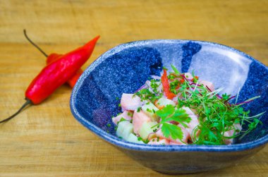 Güzel dekore edilmiş ceviche yemeği. Peru yemeklerinin en iyisi..