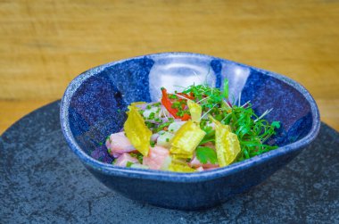 Güzel dekore edilmiş ceviche yemeği. Peru yemeklerinin en iyisi..