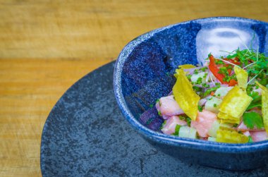 Güzel dekore edilmiş ceviche yemeği. Peru yemeklerinin en iyisi..