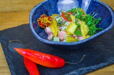 Güzel dekore edilmiş ceviche yemeği. Peru yemeklerinin en iyisi..