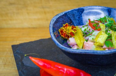 Güzel dekore edilmiş ceviche yemeği. Peru yemeklerinin en iyisi..