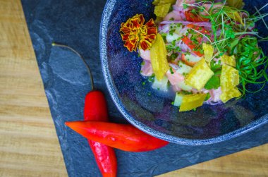 Güzel dekore edilmiş ceviche yemeği. Peru yemeklerinin en iyisi..