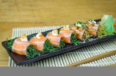 Suşi seti (combo). Geleneksel Japon mutfağı, zarif ortamlarda süslenmiş özel suşi..