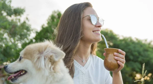 Blonde Woman Taking Traditional Gaucho Chimarrao Dog Park — Stock Photo, Image