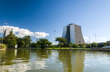 Porto Alegre, Rio Grande do Sul, Brezilya, 29 Mart 2021: Güneşli bir günde Azoreanların meydanı, köprüsü ve anıtı.