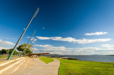 Porto Alegre, Rio Grande do Sul, Brezilya, 29 Mart 2021: Guaiba, Gasometro 'nun altın saatinde güzel bir günbatımı