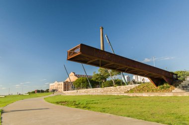 Porto Alegre, Rio Grande do Sul, Brezilya, 29 Mart 2021: Guaiba, Gasometro 'nun altın saatinde güzel bir günbatımı