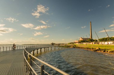 Porto Alegre, Rio Grande do Sul, Brezilya, 29 Mart 2021: Guaiba, Gasometro 'nun altın saatinde güzel bir günbatımı