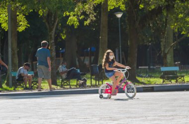Porto Alegre, Rio Grande do Sul, Brezilya, 29 Mart 2021: Koronavirüs salgını sırasında güneşli bir öğleden sonranın tadını çıkaran insanlar.
