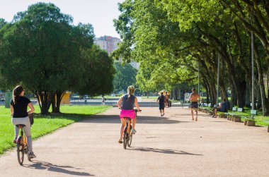 Porto Alegre, Rio Grande do Sul, Brezilya, 29 Mart 2021: Koronavirüs salgını sırasında güneşli bir öğleden sonranın tadını çıkaran insanlar.