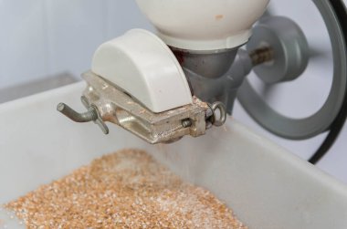 Geleneksel ev yapımı malt öğütücü, öğütücü malt.