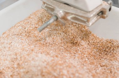 Geleneksel ev yapımı malt öğütücü, öğütücü malt.