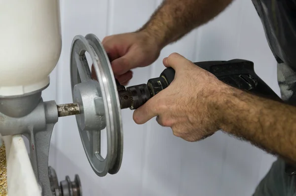 Homebrewer Setting Malt Mill Grind Aid Drill — Stock Photo, Image