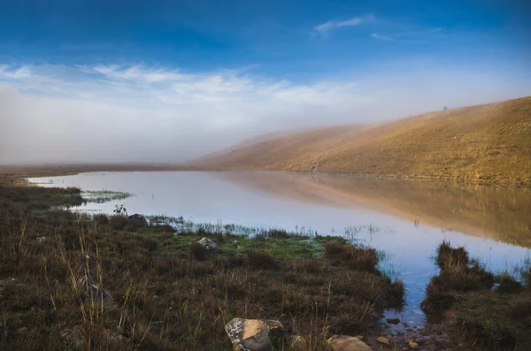 Hermoso Paisaje Del Lago Día Niebla — Foto de Stock