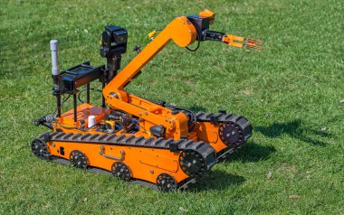 Bomba imha robotu çimenlerin üzerinde