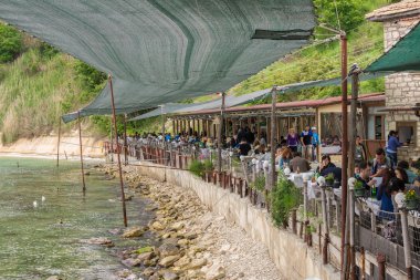 Midye çiftlik ve Dalboka restoranda Bulgar sahil şeridi üzerinde