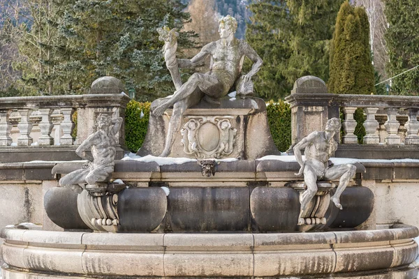Dekorativer Brunnen im Hof der Pelesburg in — Stockfoto