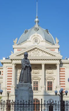 Coltea hastane önünde Mihai Cantacuzino heykeli ile