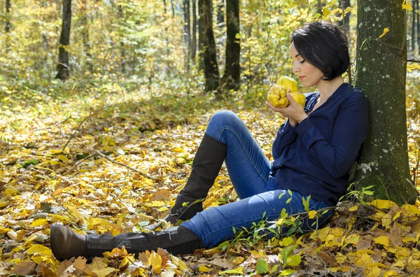 Girl with quinces — Stock Photo, Image