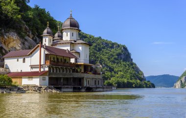 Tuna sahil şeridi üzerinde mraconia Manastırı