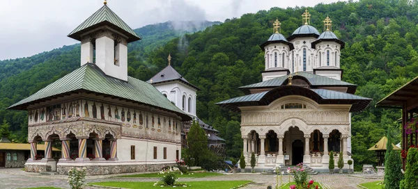 Panorama mănăstirii Lainici — Fotografie, imagine de stoc