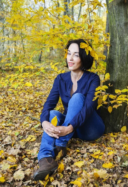 Brunette meisje knipogend — Stockfoto