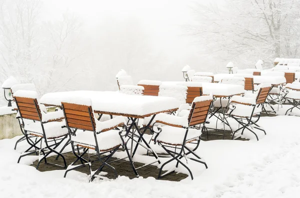 Tables et chaises recouvertes de neige fraîche — Photo