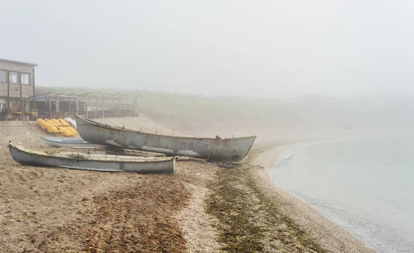 濃い霧の海海岸の古い漁船など — ストック写真