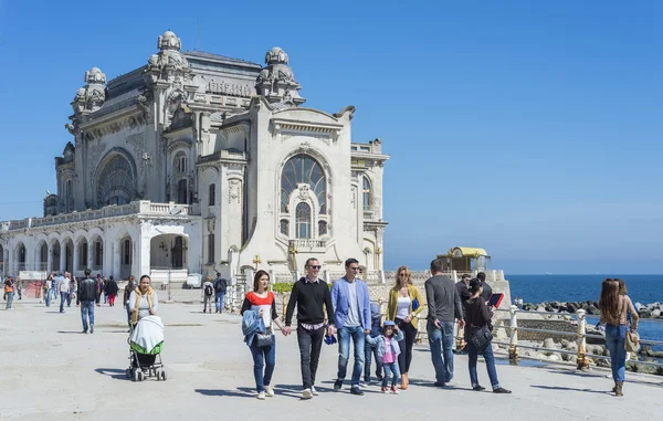 Turista desfrutando de vista do Casino Palace em Constanta — Fotografia de Stock