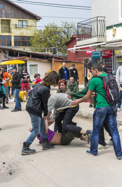 Бандитские фигурки на улицах пьяные
