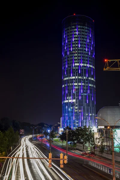 Edificio SkyTower en Bucarest durante la noche —  Fotos de Stock