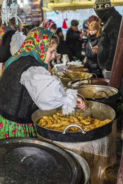 Rouleaux de chou de Maramures au marché de Noël à Bucarest — Photo